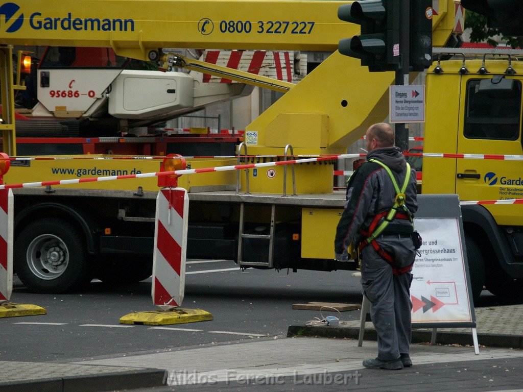 800 kg Fensterrahmen drohte auf Strasse zu rutschen Koeln Friesenplatz P43.JPG
